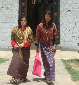 女性の民族衣装キラ