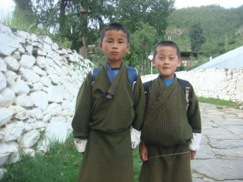 子供達も学校に通う際は民族衣装着用